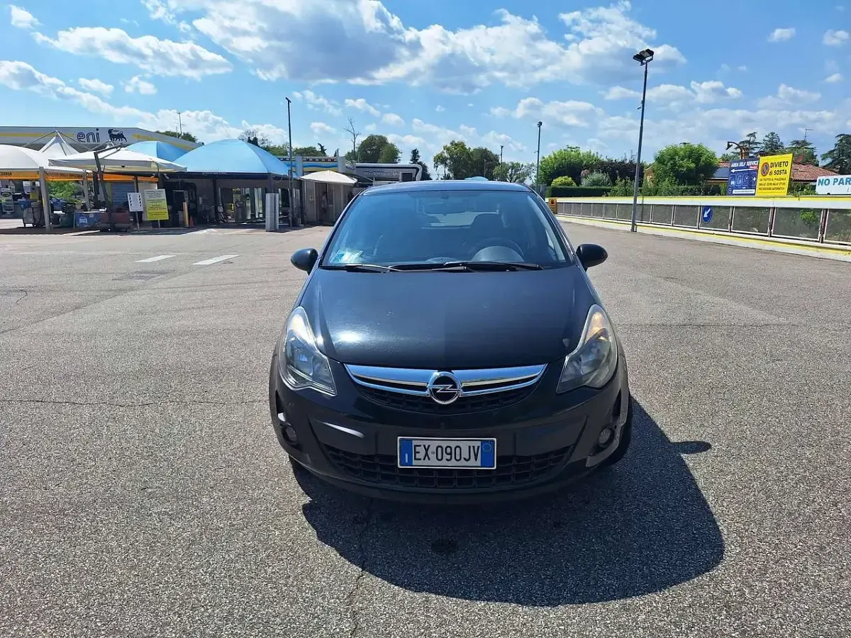 Usata Opel Corsa Edition 75 CV (55 kW) 2014 Nero Utilitaria