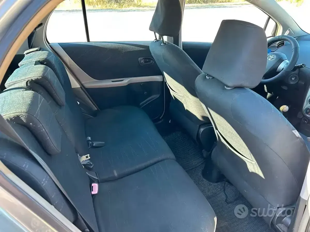Usata Toyota Yaris 65 CV (47 kW) 2007 Grigio Utilitaria