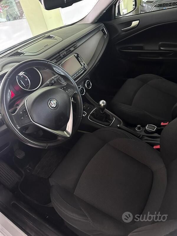 Usata Alfa Romeo Giulietta Exclusive 120 CV (88 kW) 2016 Bianco Utilitaria