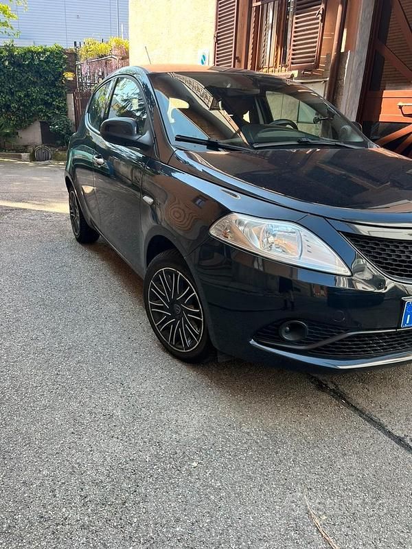 Usata Lancia Ypsilon 69 CV (50 kW) 2018 Nero Utilitaria