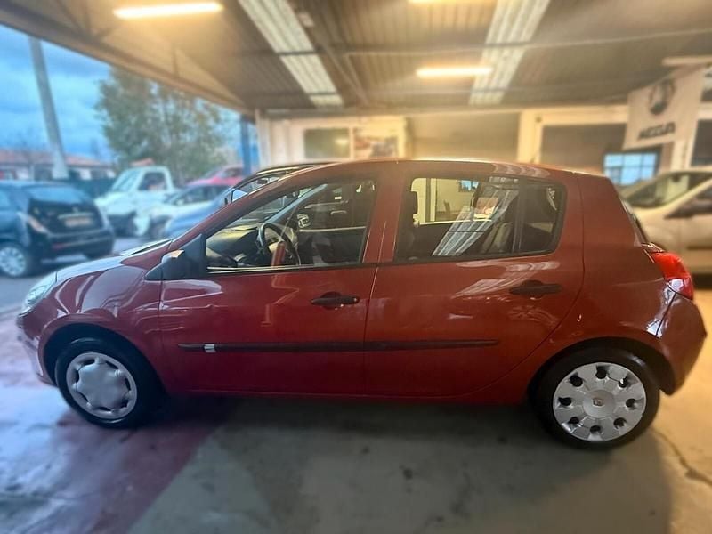 Usata Renault Clio II Dynamique 74 CV (54 kW) 2006 Arancione Berlina