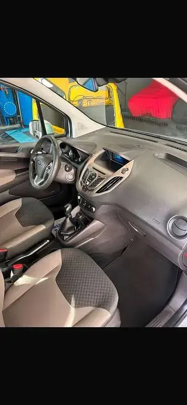Usata Ford Tourneo Courier 75 CV (55 kW) 2015 Argento Monovolume