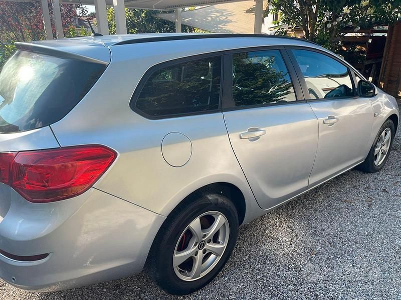 Usata Opel Astra Sport 110 CV (80 kW) 2011 Grigio Berlina