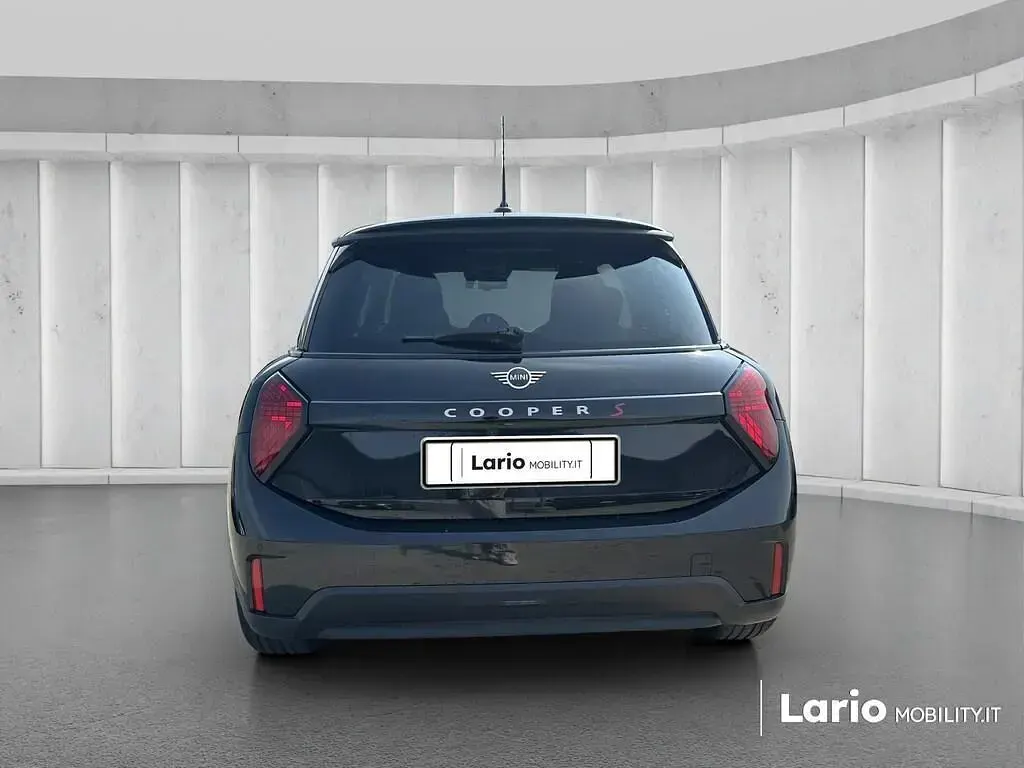 Usata Mini Cooper Favoured 204 CV (150 kW) 2024 Nero Utilitaria