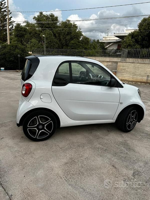 Usata 2017 Smart ForTwo Coupé Utilitaria | 9900 € (Ottimo prezzo) - Immagine 1/4