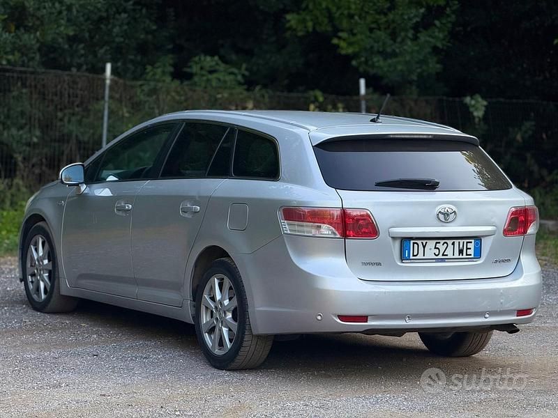 Usata Toyota Avensis Executive 150 CV (110 kW) 2010 Grigio Station wagon