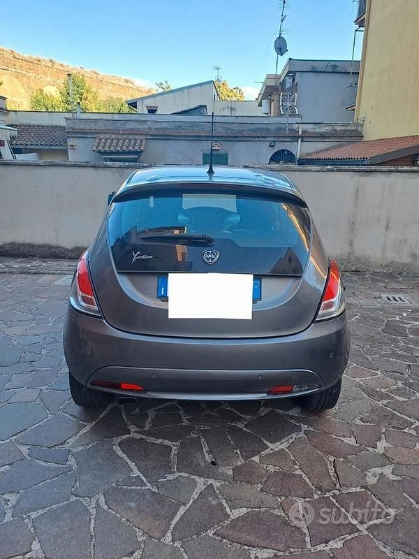 Usata Lancia Ypsilon 69 CV (50 kW) 2016 Grigio Utilitaria