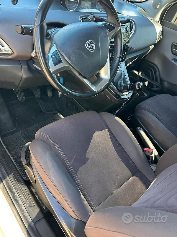 Usata Lancia Ypsilon 80 CV (58 kW) 2016 Grigio Utilitaria