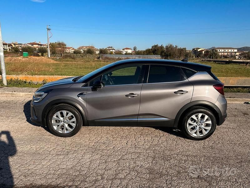 Usata Renault Captur 101 CV (74 kW) 2022 Grigio SUV