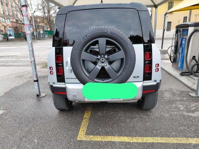 Usata Land Rover Defender SE Dynamic 249 CV (183 kW) 2022 Argento SUV