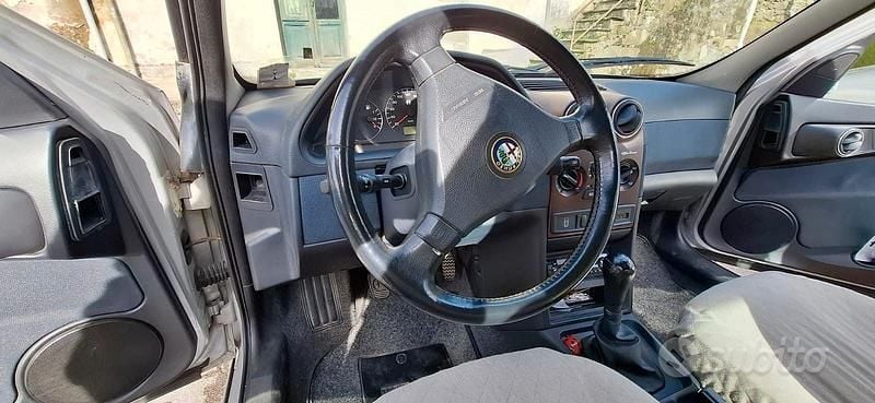 Second-hand Alfa Romeo 146 103 CP (75 kW) 2000 Gri Hatchback