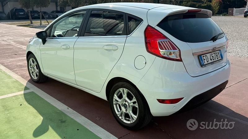 Usata Ford Fiesta Titanium 75 CV (55 kW) 2015 Bianco Berlina