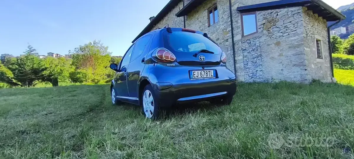 Usata Toyota Aygo 68 CV (50 kW) 2011 Grigio Utilitaria
