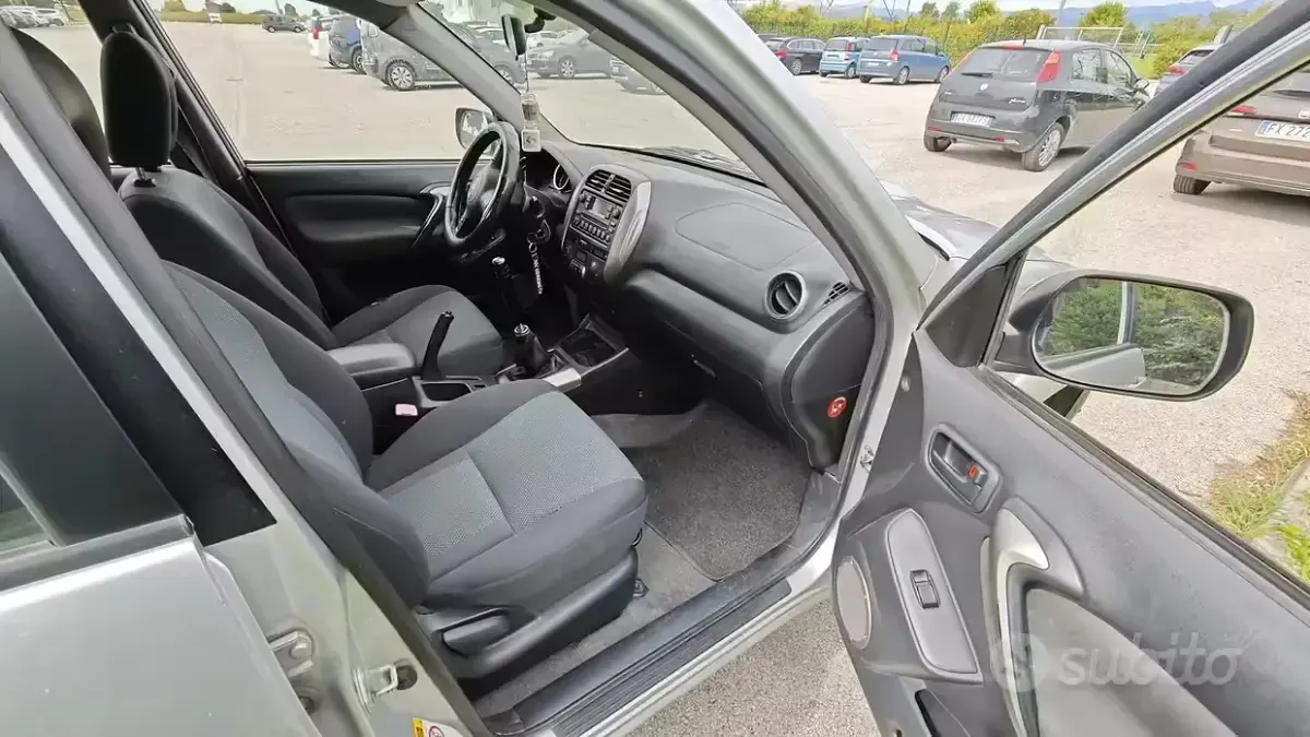 Usata Toyota RAV4 116 CV (85 kW) 2005 Grigio SUV