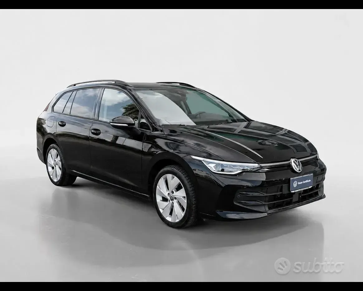 Usata VW Golf VIII Life 150 CV (110 kW) 2024 Grenadill black metallizzato Station wagon
