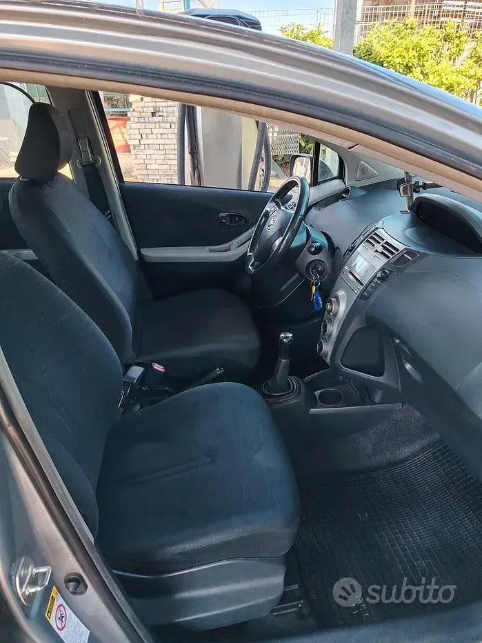 Usata Toyota Yaris 90 CV (66 kW) 2006 Grigio Berlina