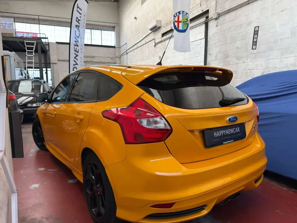 Usata Ford Focus ST 250 CV (183 kW) 2013 Giallo Berlina