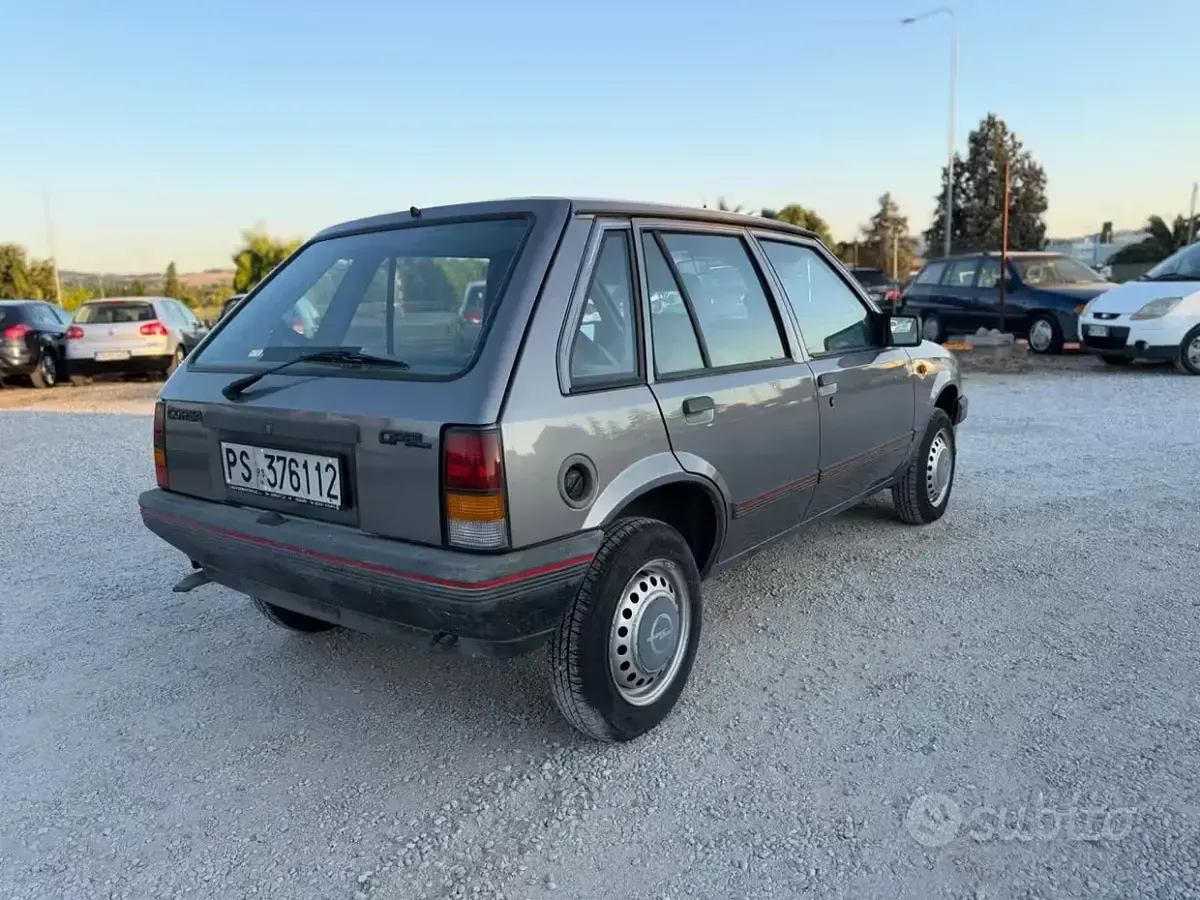 Usata Opel Corsa 45 CV (33 kW) 1989 Grigio Berlina
