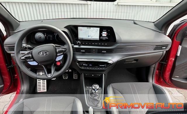 Rosso Nuova 2024 Hyundai i20 N Performance Tre volumi | 34.600 € (Molto cara) - Immagine 1/4