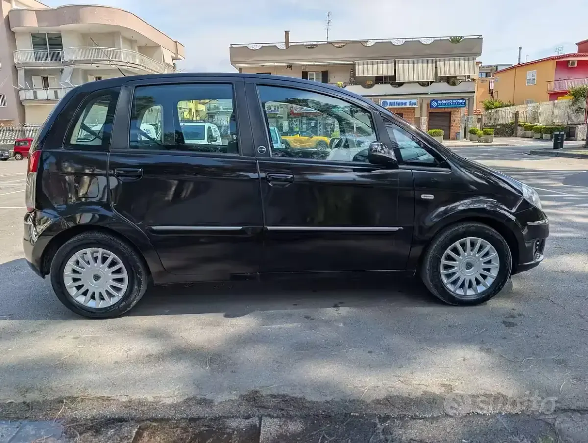 Usado Lancia Musa 77 CV (56 kW) 2012 Negro Monovolumen