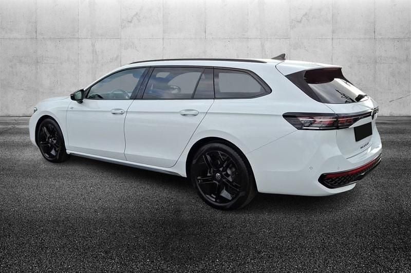 Usata VW Passat R-line 150 CV (110 kW) 2025 Bianco pastello Station wagon