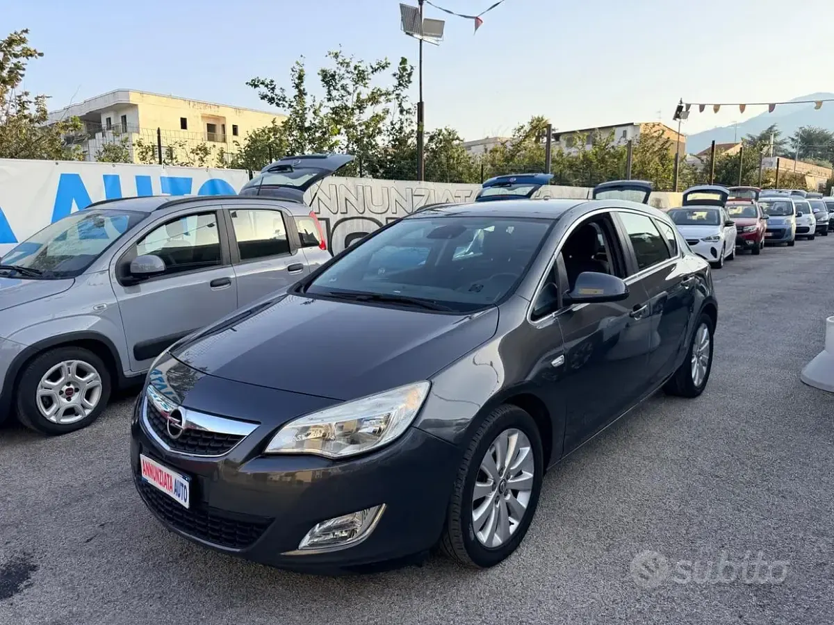 Usata Opel Astra Cosmo 110 CV (80 kW) 2010 Grigio Berlina