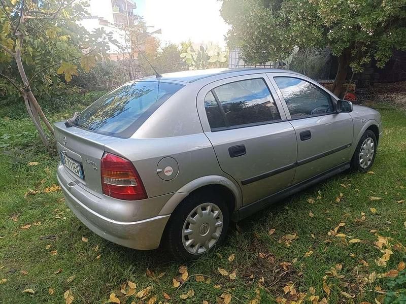 Usata Opel Astra Club 68 CV (50 kW) 1999 Argento