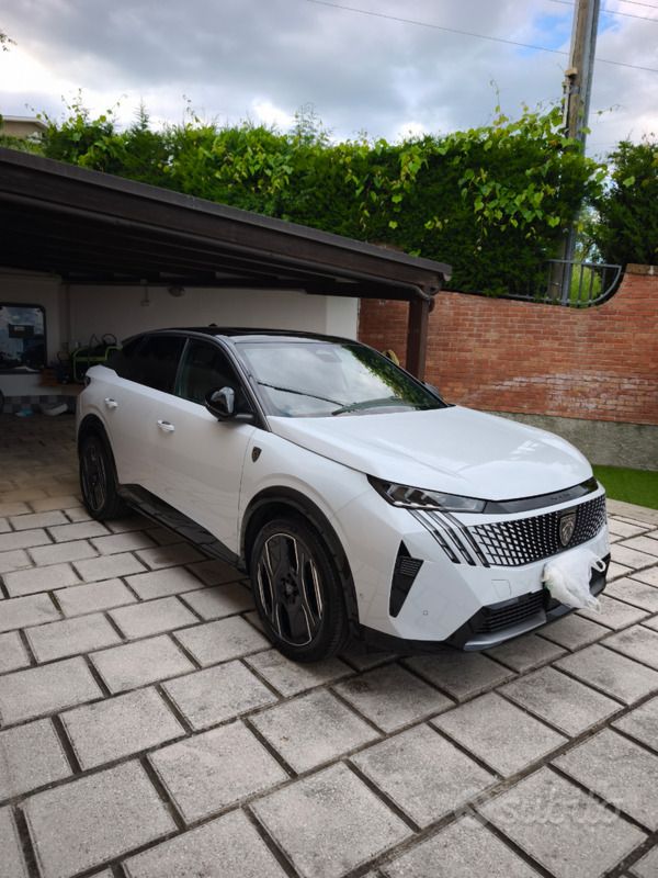 Bianco Usata 2024 Peugeot e-3008 SUV | 45.000 € (Buon prezzo) - Immagine 1/4