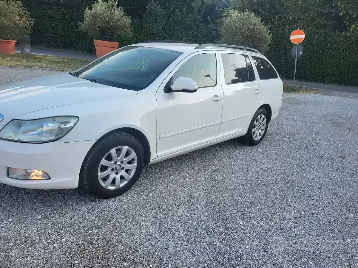 Usata Skoda Octavia 105 CV (77 kW) 2012 Bianco Berlina
