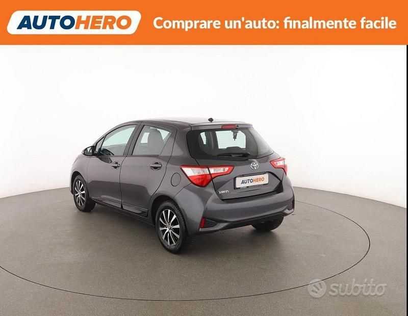 Usata Toyota Yaris Active 69 CV (50 kW) 2017 Grigio Berlina