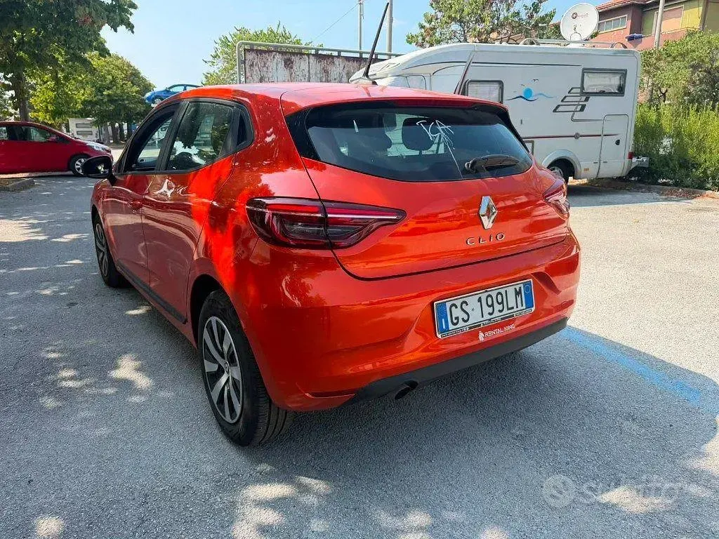Usata Renault Clio V Equilibre 65 CV (47 kW) 2023 Arancione Berlina