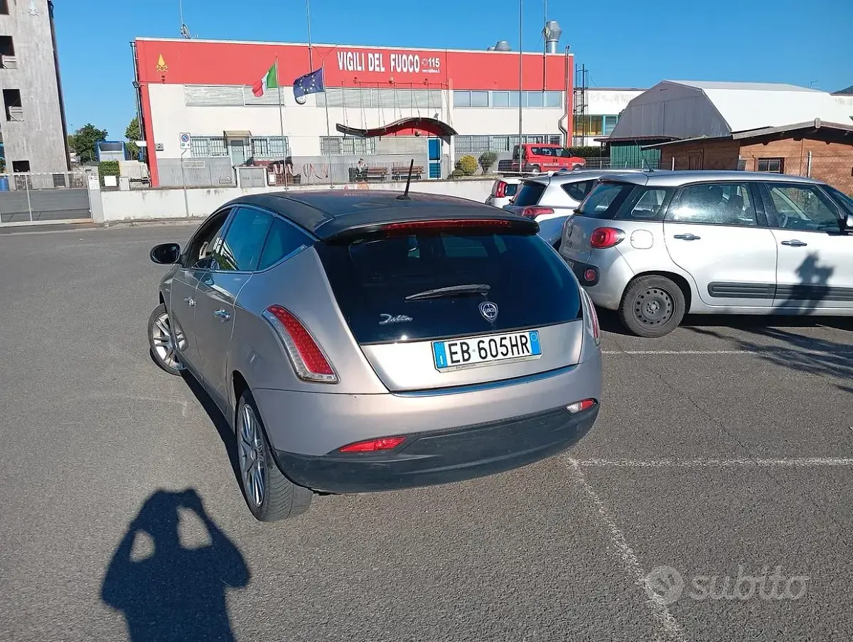 Usata Lancia Delta 120 CV (88 kW) 2010 Viola Utilitaria