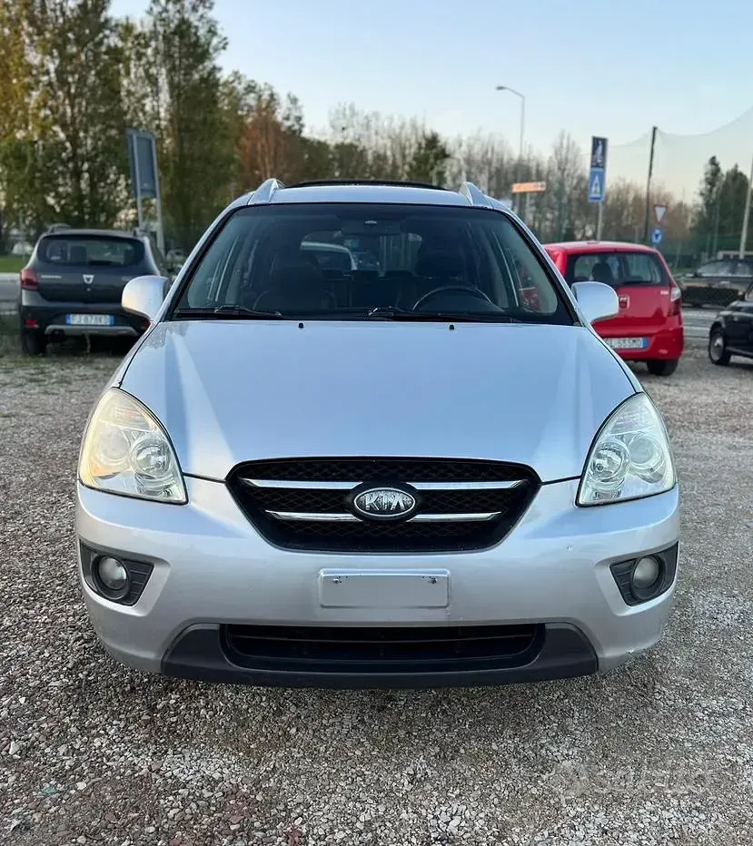 Usata Kia Carens EX 140 CV (102 kW) 2010 Grigio Monovolume