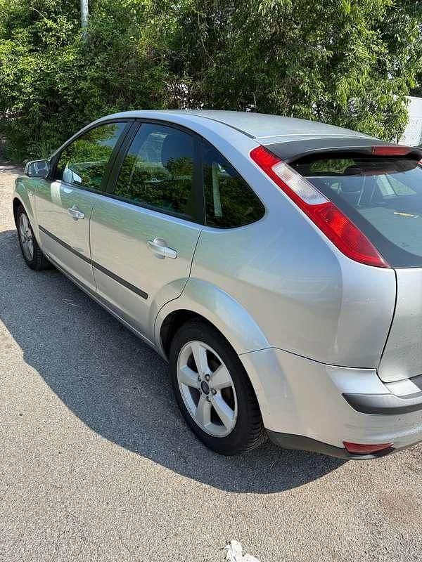 Begagnad Ford Focus 110 HK (80 kW) 2005 Grå Sedan