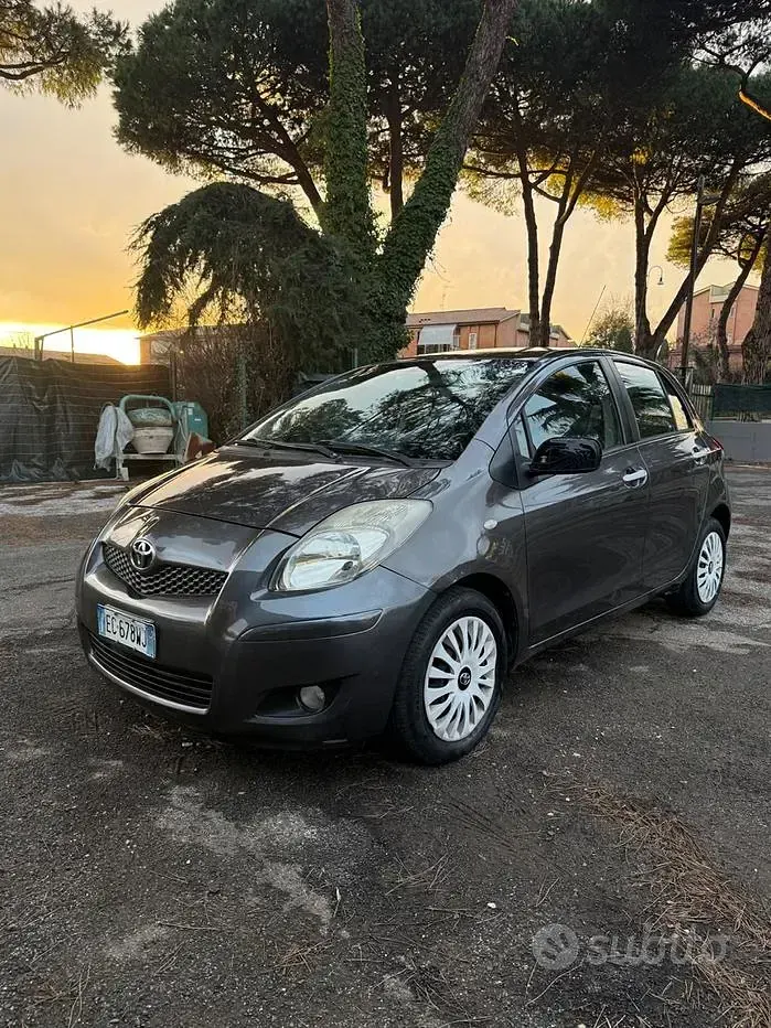 Usata Toyota Yaris 69 CV (50 kW) 2011 Grigio Utilitaria