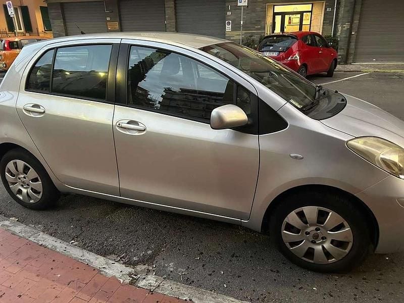 Argento Usata 2009 Toyota Yaris Tre volumi | 4000 € (Ottimo prezzo) - Immagine 1/4