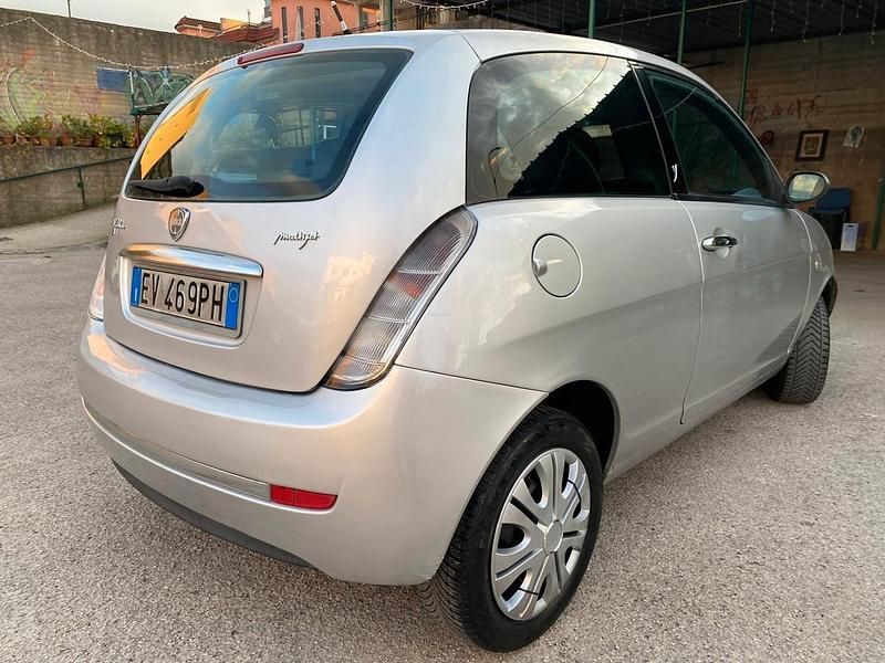 Usata Lancia Ypsilon 75 CV (55 kW) 2009 Argento Utilitaria