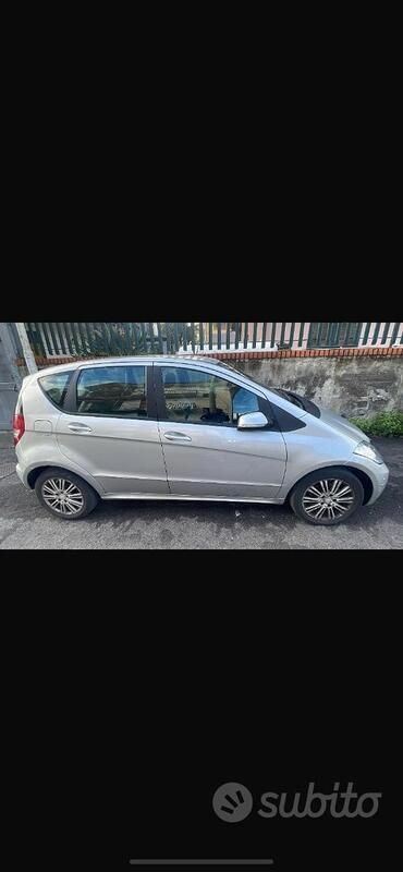 Grigio Usata 2009 Mercedes A200 Due volumi | 3900 € (Buon prezzo) - Immagine 1/4