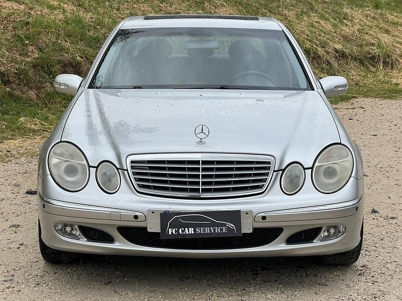 Usata Mercedes E240 Elegance 176 CV (129 kW) 2003 Argento Berlina