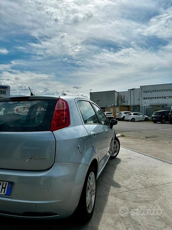Usata Fiat Grande Punto 75 CV (55 kW) 2005 Grigio Utilitaria