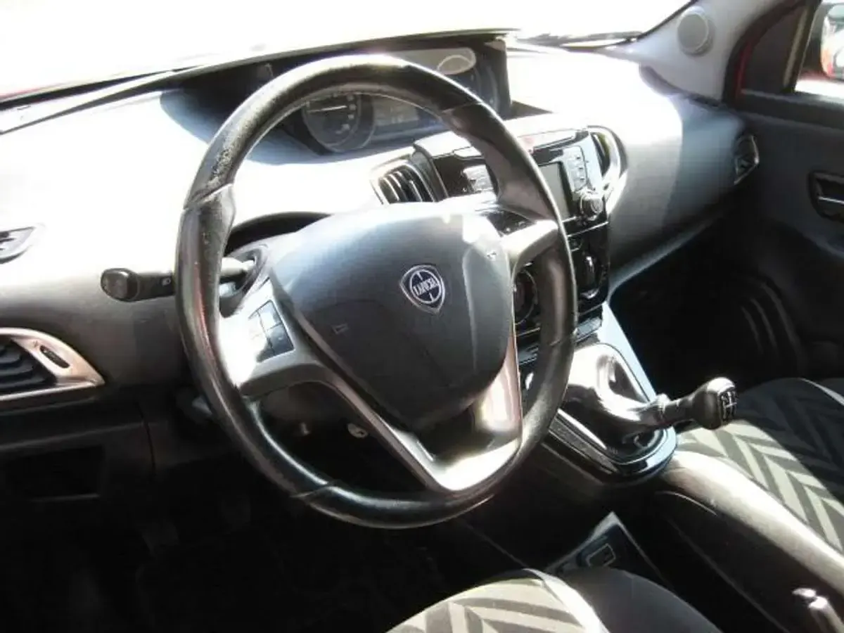 Usata Lancia Ypsilon Gold 95 CV (69 kW) 2017 Rosso argilla Utilitaria