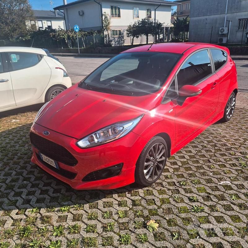 Usata Ford Fiesta ST-Line 75 CV (55 kW) 2017 Rosso Utilitaria