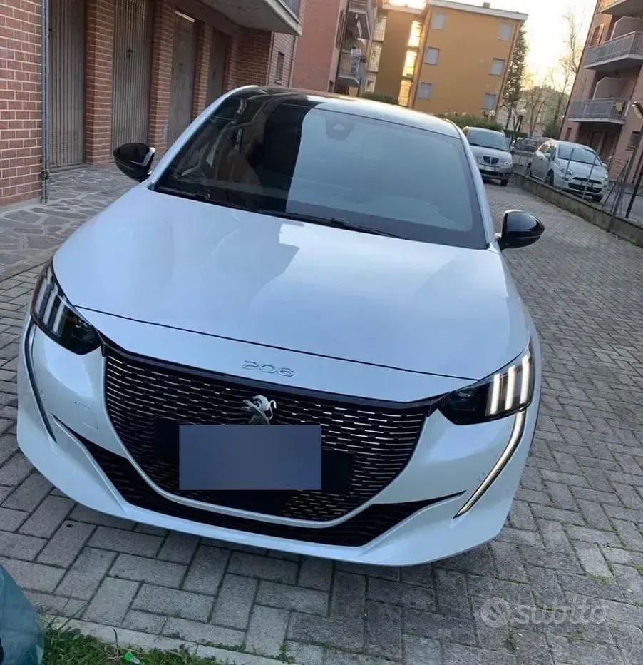 Usata Peugeot 208 GT-line 102 CV (75 kW) 2021 Bianco Utilitaria