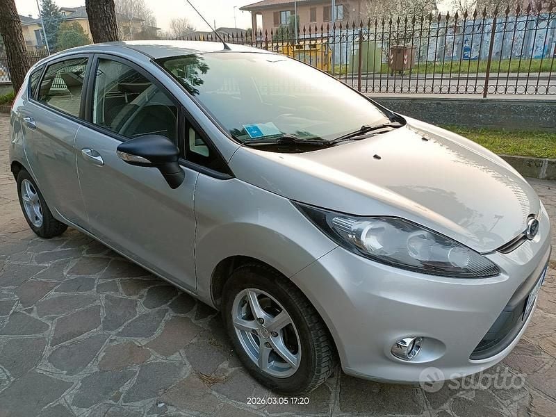 Usata Ford Fiesta Titanium 82 CV (60 kW) 2011 Grigio Utilitaria