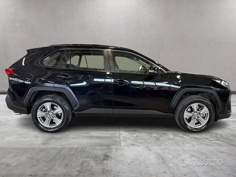 Usata Toyota RAV4 Hybrid Active 218 CV (160 kW) 2022 Nero SUV