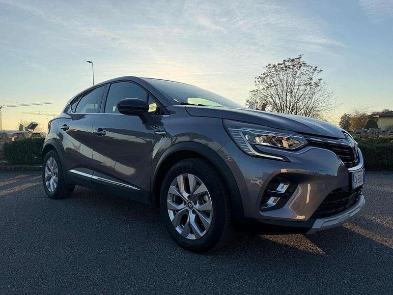 Usata Renault Captur Intens 145 CV (106 kW) 2022 Grigio cassiopea SUV