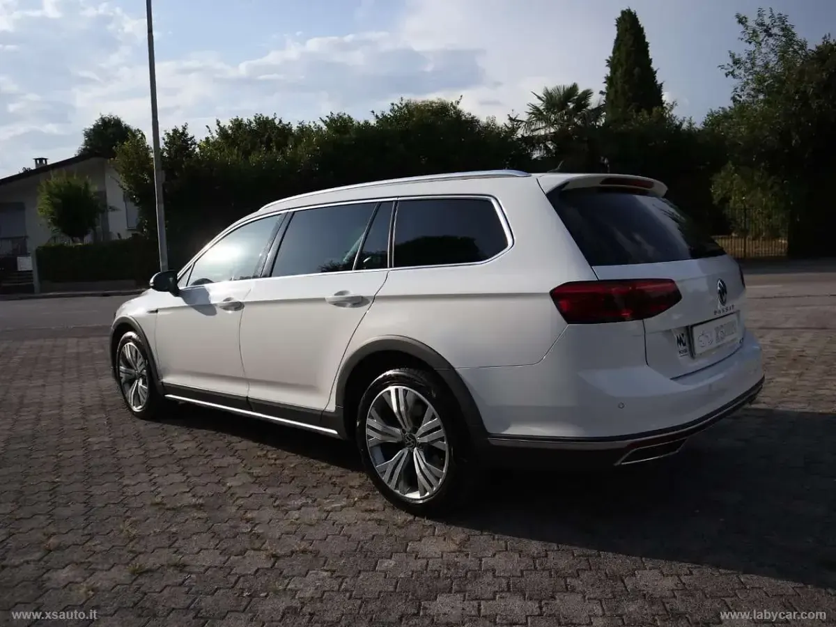 Usata VW Passat Alltrack 200 CV (147 kW) 2021 Bianco Station wagon