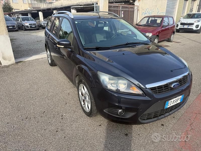 Usado Ford Focus Style 110 HP (80 kW) 2010 Cinzento Carrinha