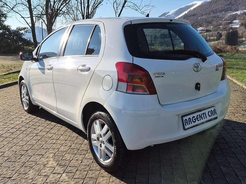 Usata Toyota Yaris 69 CV (50 kW) 2009 Bianco Utilitaria
