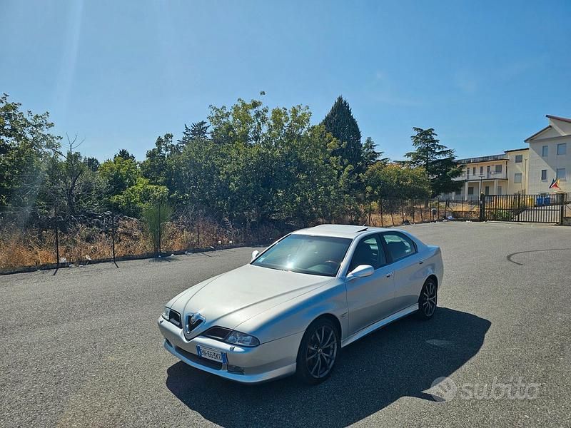 Second-hand Alfa Romeo 166 Distinctive 226 CP (166 kW) 2000 Gri Berlinǎ